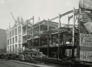Figura 16. Fachada de la calle Jacometrezo. La estructura del hotel, en primer término, se realizó en acero, y la del cine, al fondo, en hormigón.