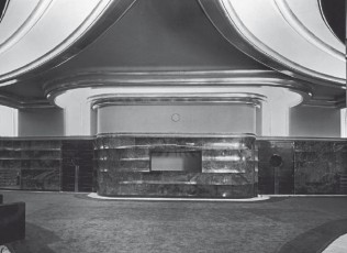 Figura 30. Chapado de las paredes del vestíbulo del cine realizado con serpentina.