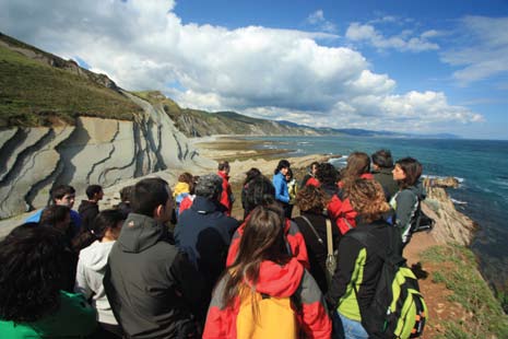 Figura 6. Detalle de la visita al Geoparque de la Costa Vasca de los participantes de las I Jornadas sobre Geodiversidad del País Vasco (2010).