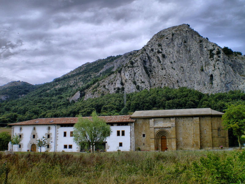 Figura 33. Santa María de Zamarce con su albergue (a la izquierda).