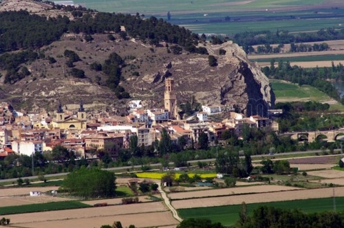 Figura 55. Pueblo de Peralta (Navarra) con la iglesia de San Juan.