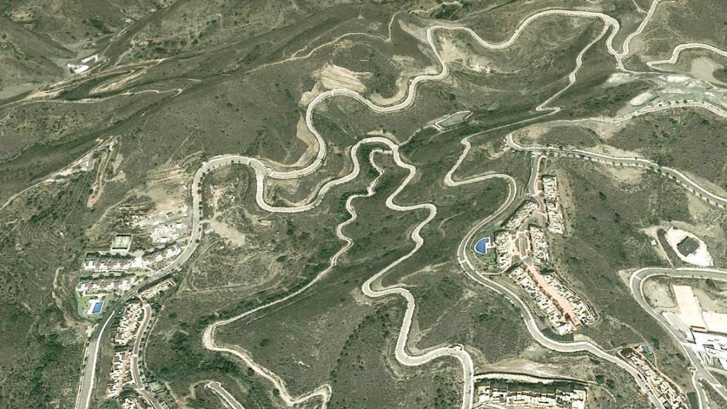 Construcción de viales y desmontes en la urbanización Parque Victoria, en la Cala del Moral. El desarrollo del suelo urbano se ha visto paralizado una vez construidas las infraestructuras viales y de distintos tipos recogidas en los planes parciales. Fuente: Google Earth.