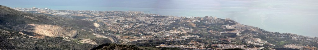 Imagen panorámica de la concentración de poblamiento, infraestructuras y otras actividades periurbanas en la aglomeración conformada por los municipios de Torremolinos, Benalmádena y Fuengirola, en la plataforma litoral existente entre la Sierra de Mijas y el mar. Fuente: Antonio Gallegos.