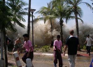Ola entrando en Ao Nang, Tailandia, producida por el tsunami del 2004. Crédito: A photograph of the 2004 tsunami in Ao Nang, Krabi Province, Thailand. David Rydevik (email: david.rydevik@gmail.com), Stockholm, Sweden. via Wikimedia Commons