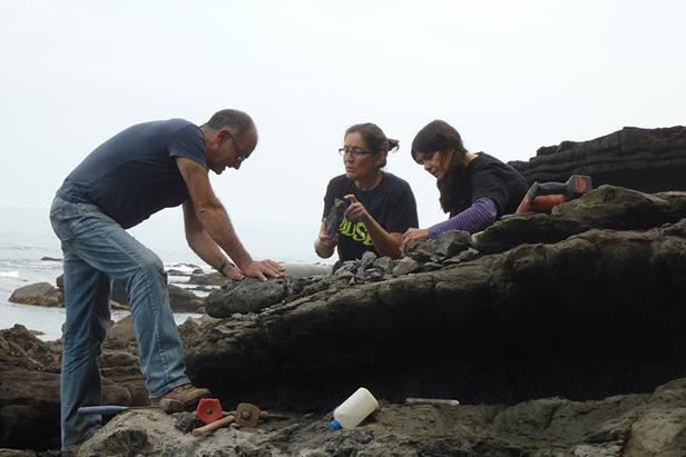 Graciela Delvene y Rafael Pablo Lozano del Museo Geominero y Laura Piñuela del MUJA tomando muestras en el yacimiento de Abeu (Ribadesella).