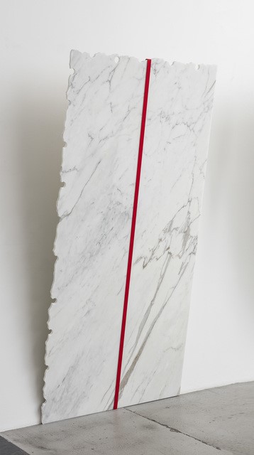 Autor: José Dávila Título: Sin título (Calacatta), 2015 Materiales: mármol de Calacatta, alcayata y cincha Dimensiones: 218 × 105 × 45 cm