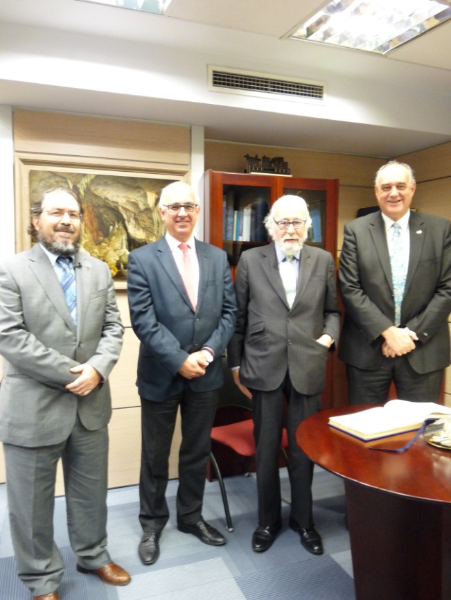 De izquierda a derecha: Manuel Regueiro, vicepresidente del ICOG, Carlos Martínez, secretario del ICOG, Luis Eduardo Cortés, presidente del Comité Ejecutivo de IFEMA y Luis Suárez, presidente del ICOG.