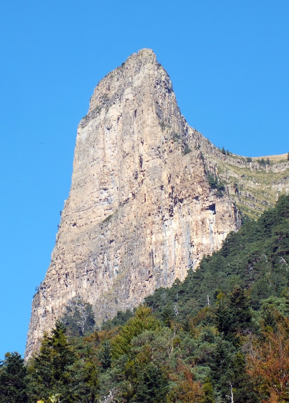 El Tozal del Mallo o la Pared de Gallinero son términos que nos hablan de la verticalidad de los materiales.