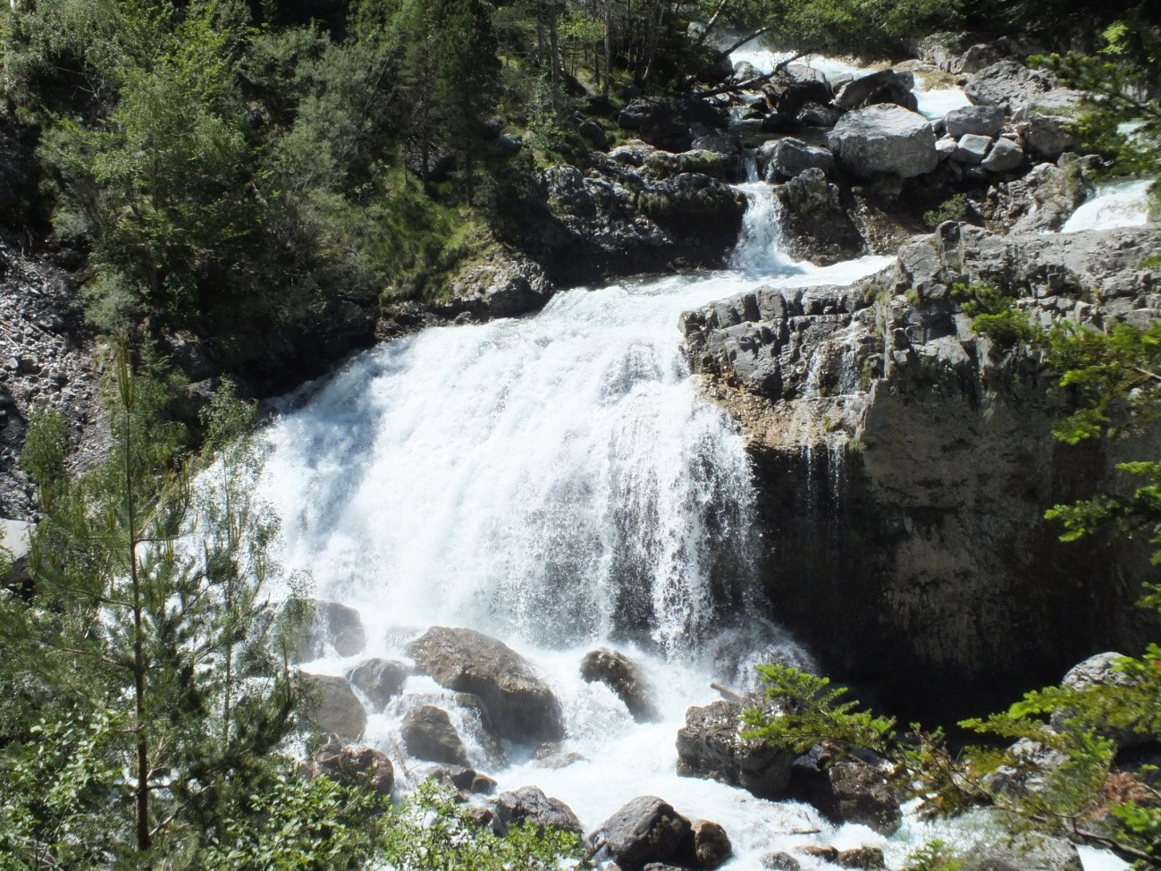 Una breve pausa para la foto de rigor y rellenar la cantimplora en la fuente permite que nos vayamos “acostumbrando” un poco más a este sobrecogedor paisaje.