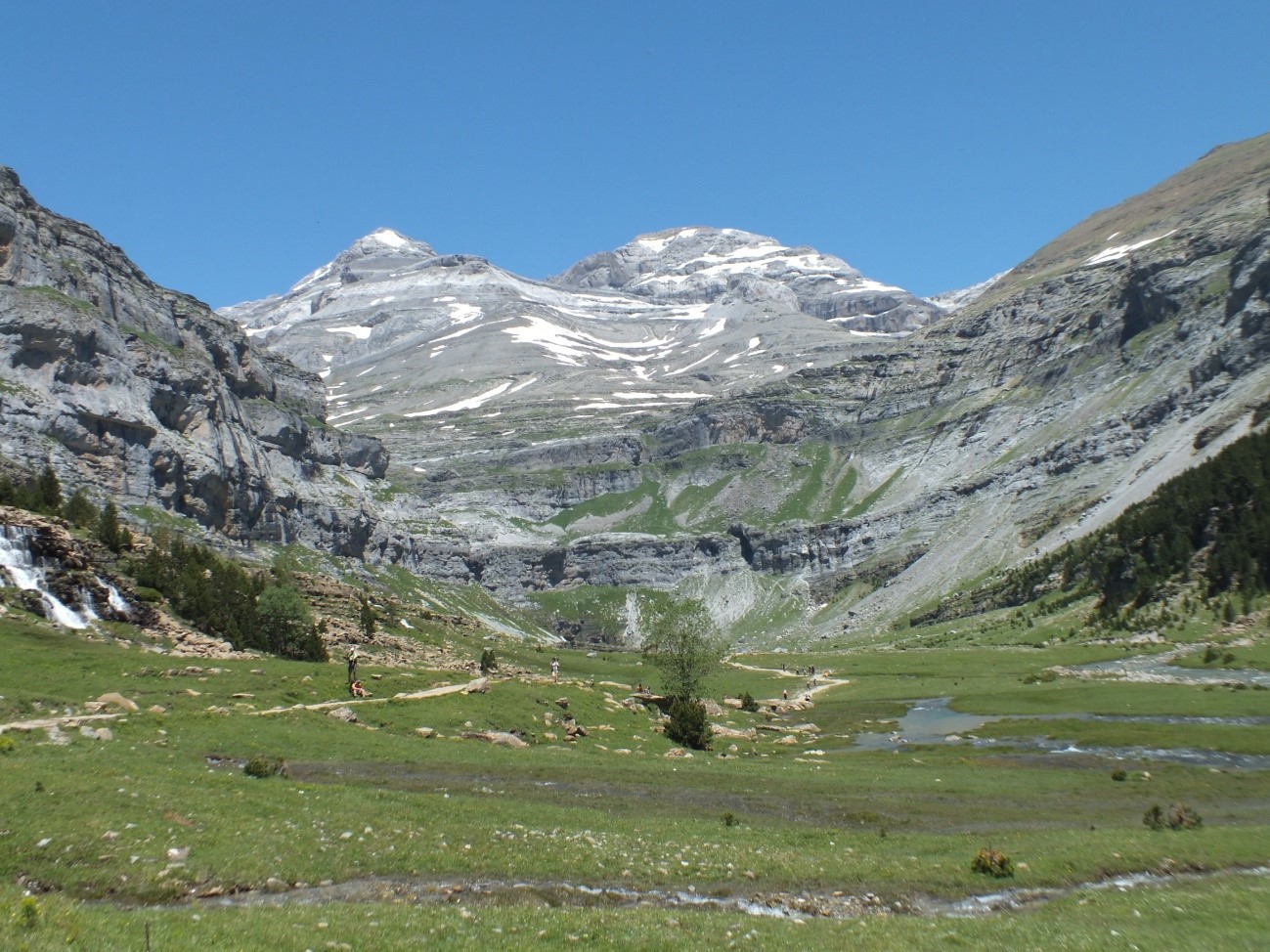 El Circo de Soaso con la “invisible” Cola de Caballo y al fondo Monte perdido y el Pico Añisclo.