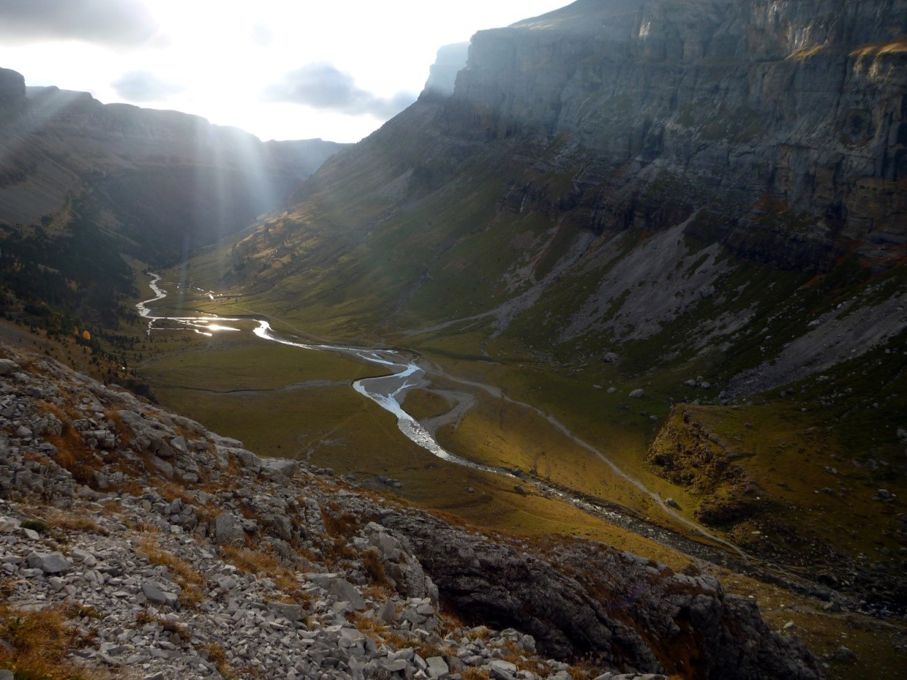 El río Arazas en la llanura de Soaso con meandros y barras que le dan un aspecto trenzado en ocasiones.