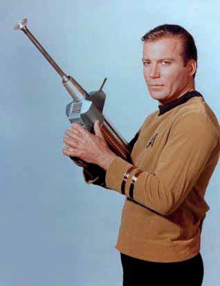 Foto 1. James T. Kirk (William Shatner) el héroe. Aunque lo parezca, no lleva un rifle de agua.
