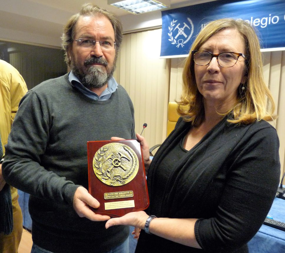 Manuel Regueiro, presidente del Colegio de Geólogos junto a Ester Boixereu.