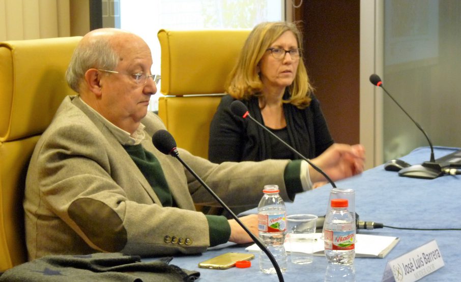 José Luis Barrera, moderador de la tertulia junto a Ester Boixereu.