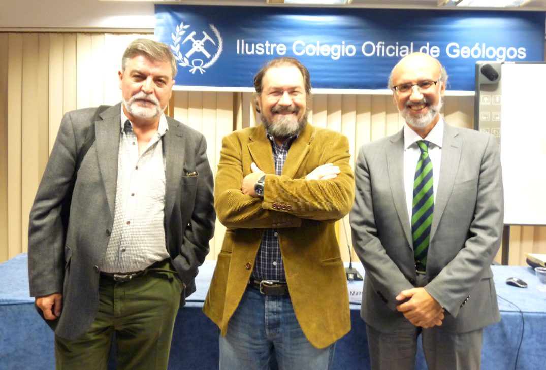 De izquierda a derecha. Jesús Martínez Frías, Manuel Regueiro y Primitivo Fajardo.