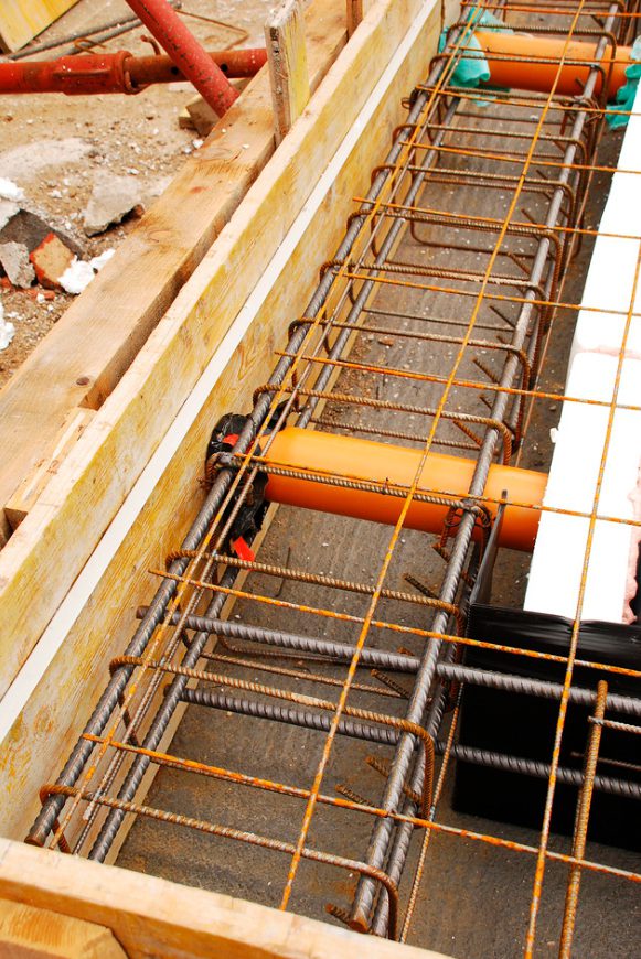 Los tubos naranjas sirven para ventilar el Radón del encofrado. 