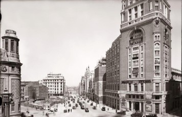 Figura 2. Vista del solar y la Gran Vía desde la plaza de Callao. Año 1931.