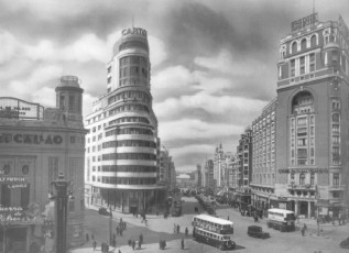 Figura 5. Conjunto de la plaza de Callao con el edificio Capitol ya construido. Finales de los años cuarenta.