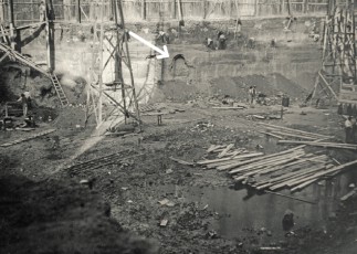 Figura 13. Fase de excavación. Galeria de agua que queda al descubierto en el talud de la excavación.