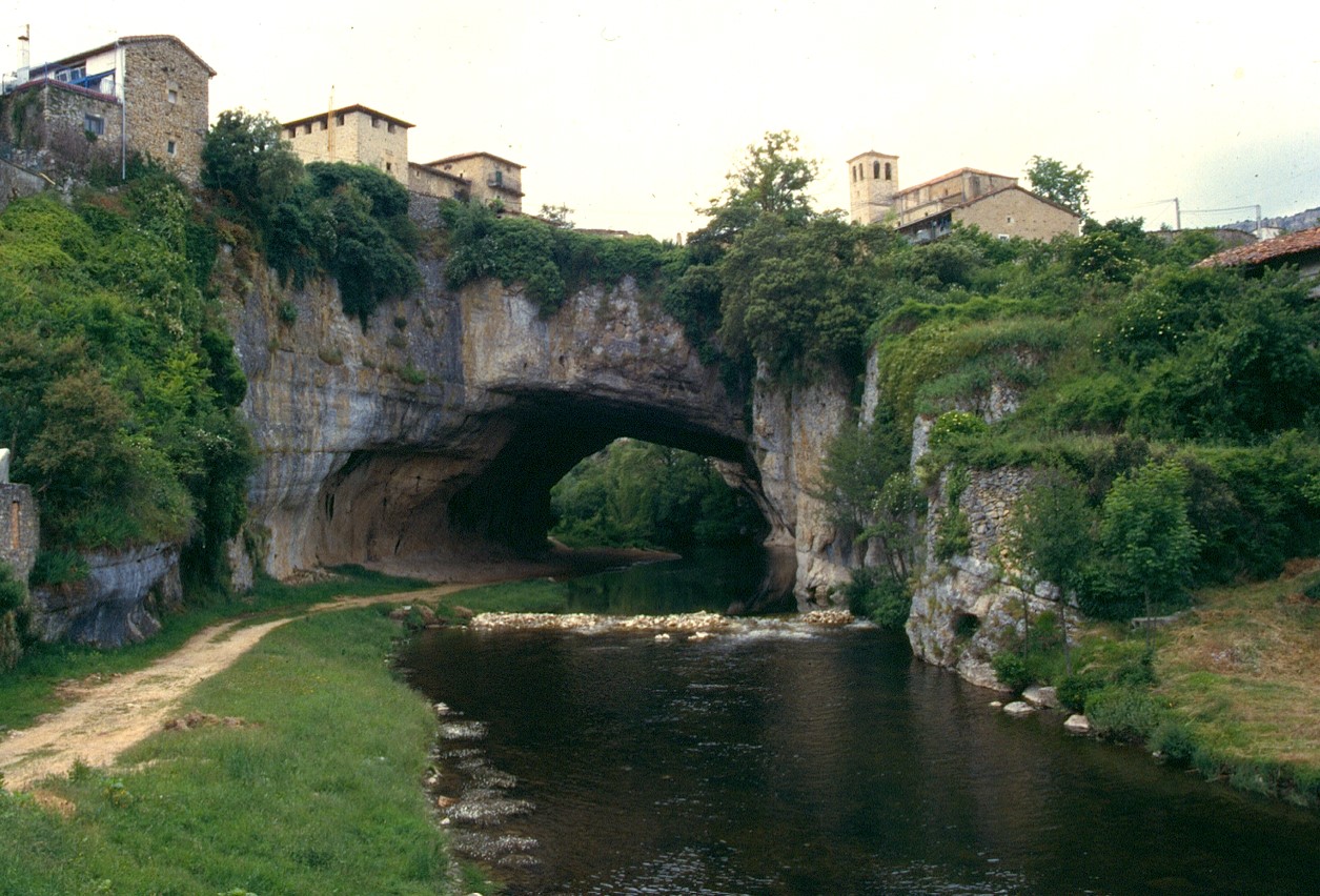 PUENTEDEY,  LA SINGULARIDAD GEOLÓGICA DEL NUEVO “PUEBLO MÁS BONITO DE ESPAÑA”