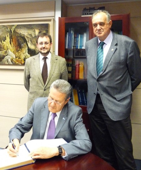 El Exmo. Embajador de Honduras, Don Norman García firma en el Libro de Honor del Colegio Oficial de Geólogos.
